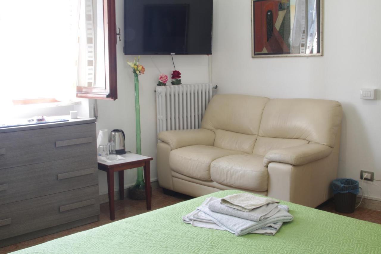 Villa Chiara Affitta Camere 카라라 외부 사진